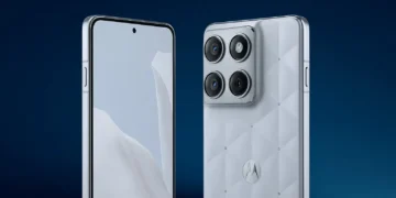 تبلیغ گوشی Motorola Edge 70 Swarovski Edition با پسزمینه آسمان و کریستالهای سواروسکی در پیشزمینه.