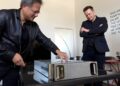 جنسن هوانگ (Jensen Huang) و ایلان ماسک (Elon Musk) در کنار یک ابرکامپیوتر هوش مصنوعی Nvidia.