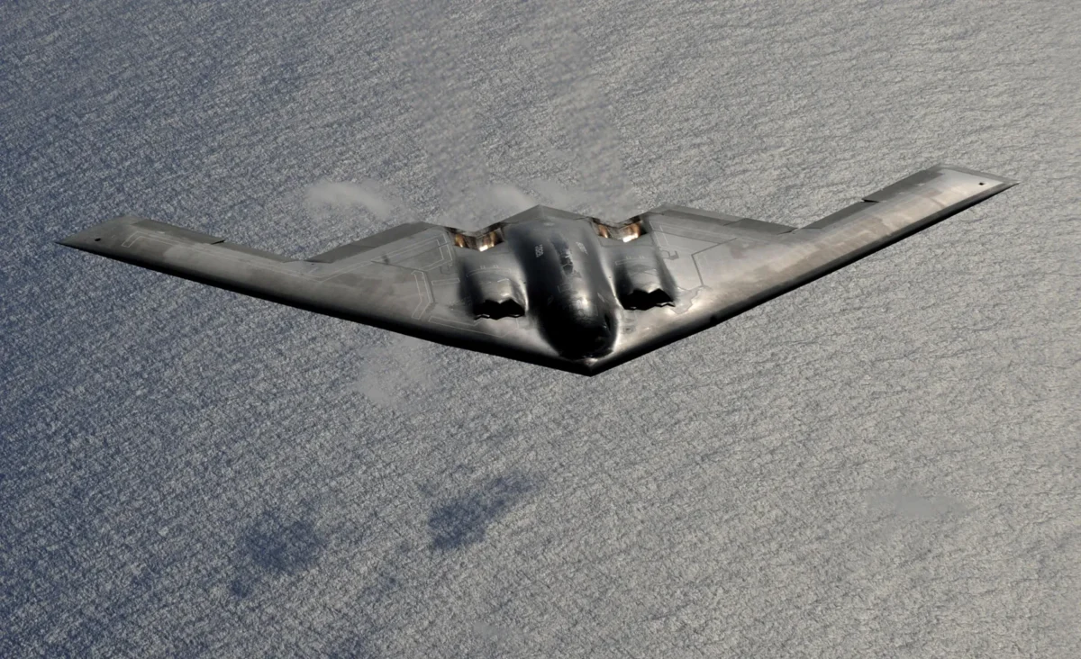 بمبافکن پنهانکار B-2 Spirit در حال پرواز بر فراز اقیانوس