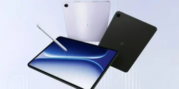 رندرهای تبلیغاتی تبلت OnePlus Pad Go 2 در دو رنگ مشکی و نقرهای به همراه قلم استایلس.
