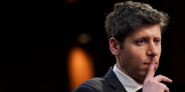 چهره سم آلتمن (مدیر OpenAI) با ژست سکوت و نگرانی در کنفرانس خبری.