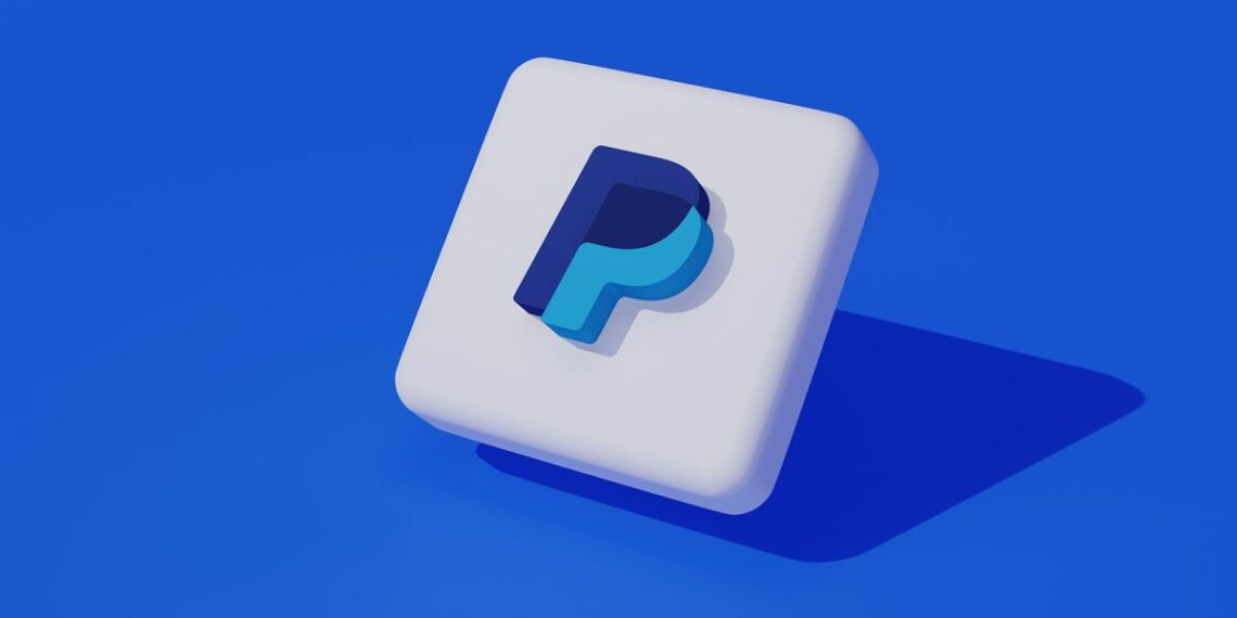 آیکون سه بعدی و مینیمال لوگوی پی‌پل (PayPal) با سایه‌پردازی روی پس‌زمینه آبی.