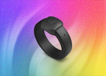 حلقه هوشمند Pebble Index با طراحی مشکی روی پس‌زمینه گرادیانی رنگارنگ