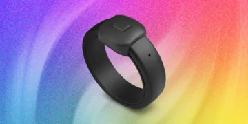 حلقه هوشمند Pebble Index با طراحی مشکی روی پس‌زمینه گرادیانی رنگارنگ