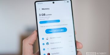 صفحه مدیریت حافظه (RAM) در یک گوشی اندرویدی که فضای آزاد ۳ گیگابایت را نشان میدهد.