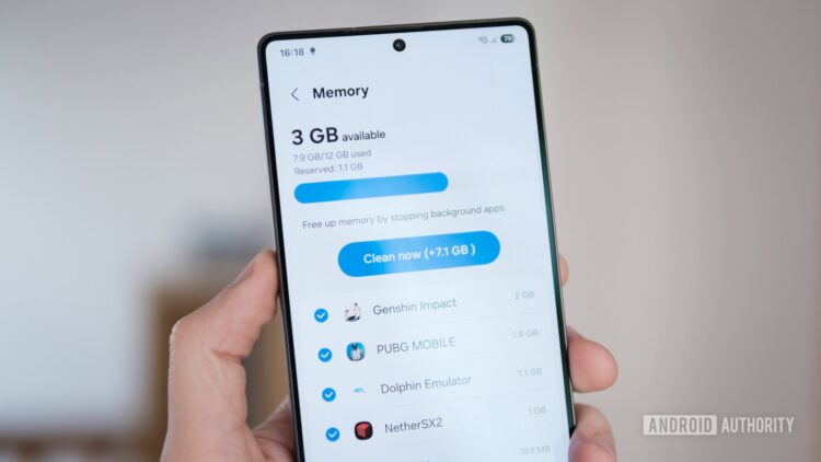 صفحه مدیریت حافظه (RAM) در یک گوشی اندرویدی که فضای آزاد ۳ گیگابایت را نشان میدهد.