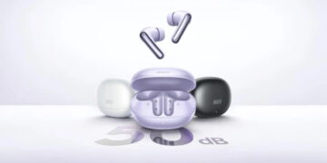 نمای تبلیغاتی هدفون بی‌سیم QCY MeloBuds N20 با کیس شارژ باز، نمایش ایربادها در حال معلق، سه گزینه رنگ‌بندی و اشاره به کاهش نویز فعال تا ۵۰ دسی‌بل در پس‌زمینه مینیمال سفید