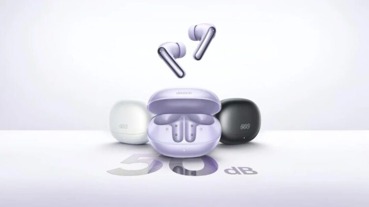 نمای تبلیغاتی هدفون بی‌سیم QCY MeloBuds N20 با کیس شارژ باز، نمایش ایربادها در حال معلق، سه گزینه رنگ‌بندی و اشاره به کاهش نویز فعال تا ۵۰ دسی‌بل در پس‌زمینه مینیمال سفید