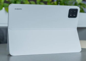 تصویری از پشت تبلت شیائومی پد SE8 در رنگ سفید تکیه داده شده روی پایه نگه‌دارنده