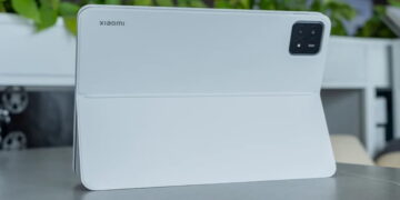 تصویری از پشت تبلت شیائومی پد SE8 در رنگ سفید تکیه داده شده روی پایه نگه‌دارنده