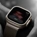 نمای نزدیک از اپل واچ اولترا روی مچ دست که رابط کاربری سیری (Siri) را نمایش میدهد.