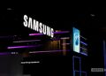 تابلوی درخشان لوگوی سامسونگ در یک نمایشگاه فناوری با عبارت "SmartThings Excellence".