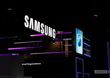 تابلوی درخشان لوگوی سامسونگ در یک نمایشگاه فناوری با عبارت "SmartThings Excellence".