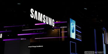 تابلوی درخشان لوگوی سامسونگ در یک نمایشگاه فناوری با عبارت "SmartThings Excellence".