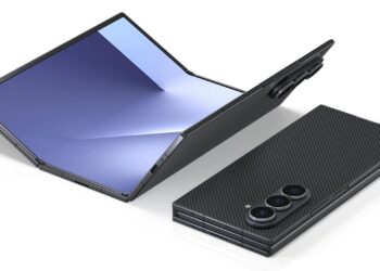 مدل سه‌بعدی گوشی سامسونگ Galaxy Z TriFold در دو حالت نیمه‌باز و بسته با بدنه طرح‌دار مشکی.