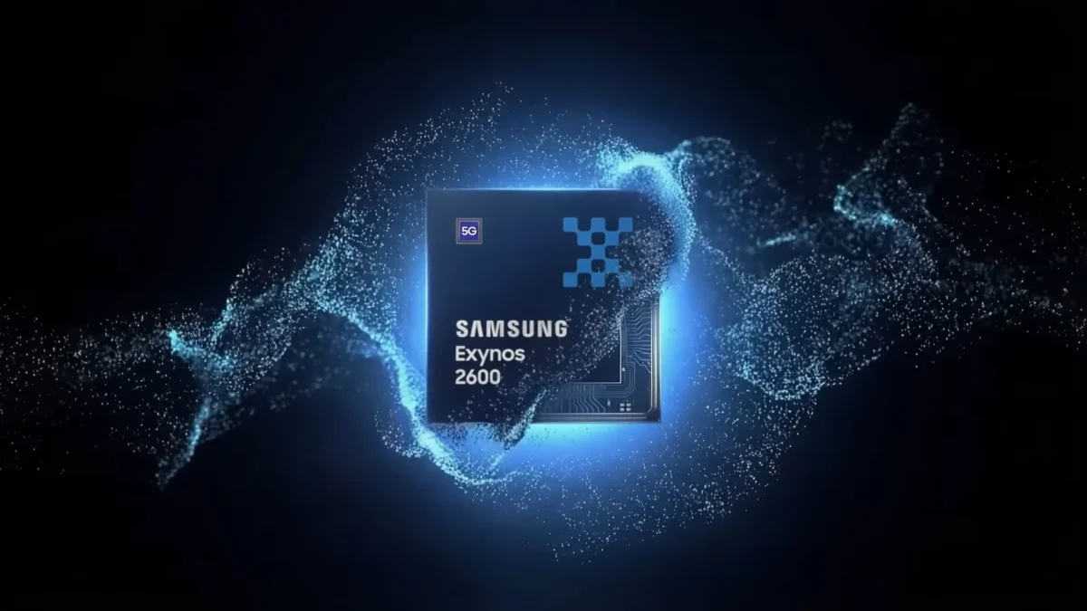تصویر گرافیکی از تراشه سامسونگ Exynos 2600 با نشان 5G در میان ذرات نورانی آبی‌رنگ.