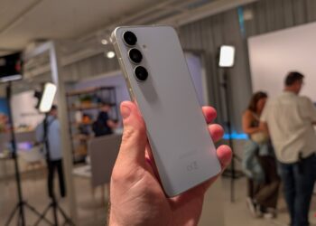 دست کاربر در حال نگه داشتن یک گوشی سامسونگ گلکسی با چیدمان دوربین سه‌گانه عمودی.