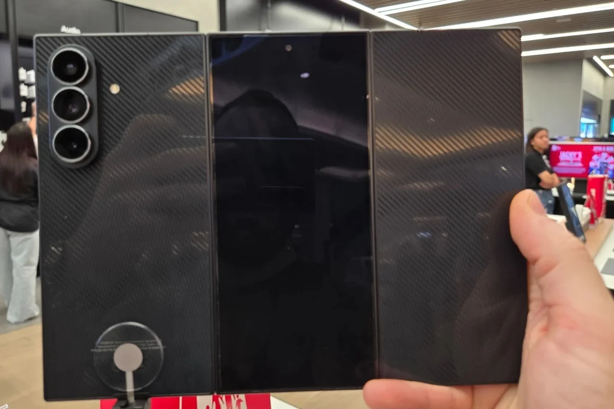 فردی که گوشی تاشوی سه لایه سامسونگ Galaxy Z TriFold را در حالت کاملاً باز در دست گرفته است.