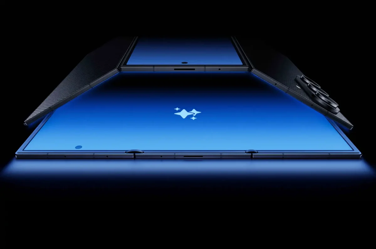 نمای مفهومی از گوشی تاشوی سهمرحلهای سامسونگ در حالت کاملاً باز، با نمایش لولاهای چندگانه و پنل نمایشگر بزرگ روی پسزمینه تیره و نورپردازی آبی