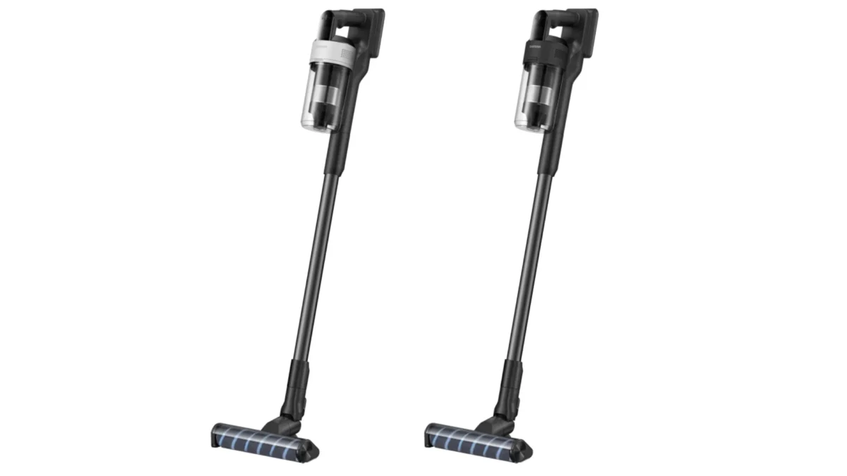 دو عدد جاروبرقی عصایی شارژی Samsung Jet Fit در رنگ‌های سفید و مشکی کنار هم.