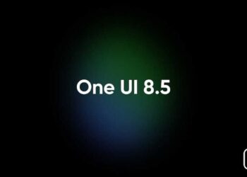 نوشته سفید رنگ One UI 8.5 در مرکز تصویر با پسزمینه تیره و هاله نورانی سبز و آبی.