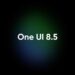 نوشته سفید رنگ One UI 8.5 در مرکز تصویر با پس‌زمینه تیره و هاله نورانی سبز و آبی.
