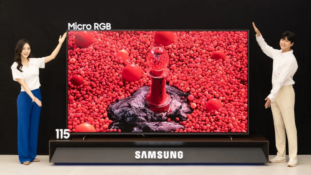 رونمایی از تلویزیون ۱۱۵ اینچی Micro RGB سامسونگ در کنار دو مدل تبلیغاتی.