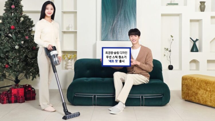 تصویر تبلیغاتی جاروبرقی سامسونگ Jet Fit در یک محیط خانه مدرن به همراه دو مدل خانم و آقا.