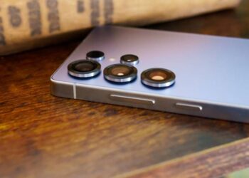 نمای نزدیک از لنزهای دوربین و بدنه گوشی سامسونگ گلکسی S26.