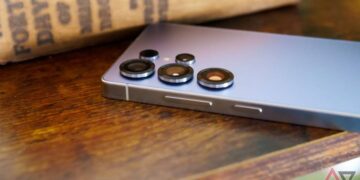 نمای نزدیک از لنزهای دوربین و بدنه گوشی سامسونگ گلکسی S26.