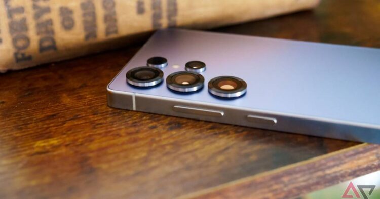 نمای نزدیک از لنزهای دوربین و بدنه گوشی سامسونگ گلکسی S26.