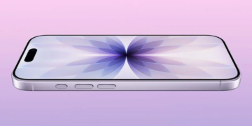 نمای افقی از لبه کناری و صفحه نمایش آیفون با تصویر پس‌زمینه گل‌دار بنفش