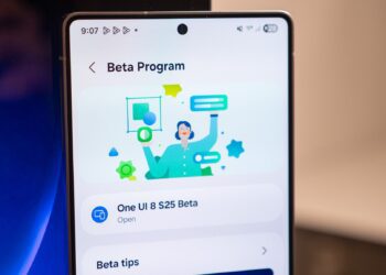 نمای نزدیک از صفحه نمایش گوشی سامسونگ که جزئیات ثبت‌نام در برنامه بتای One UI 8 را نمایش می‌دهد.