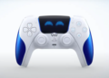 دسته بازی سفید و آبی پلی‌استیشن ۵ که روی صفحه لمسی آن دو چشم پیکسلی آبی‌رنگ نمایش داده شده است