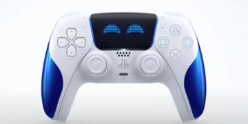 دسته بازی سفید و آبی پلی‌استیشن ۵ که روی صفحه لمسی آن دو چشم پیکسلی آبی‌رنگ نمایش داده شده است