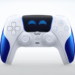 دسته بازی سفید و آبی پلی‌استیشن ۵ که روی صفحه لمسی آن دو چشم پیکسلی آبی‌رنگ نمایش داده شده است