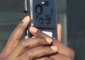 نمای پشت گوشی هوشمند (منتسب به شیائومی ۱۷ اولترا) در دستان کاربر، که درون یک قاب محافظ سیاه قرار دارد و چیدمان لنزهای دوربین از میان بریدگیهای قاب پیداست.