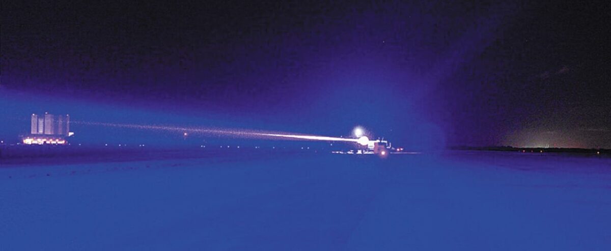 آزمایش میدانی انتقال انرژی لیزری در شب که در آن پرتو نور از یک سامانه فرستنده به گیرنده زمینی در فاصله چند کیلومتری ارسال می‌شود