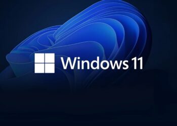 لوگوی Windows 11 در مقابل یک پسزمینه آبی تیره و موجدار.