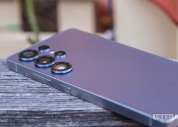 گوشی پرچمدار سامسونگ با بدنه بنفش رنگ که روی سطح چوبی قرار گرفته و لنزهای دوربین سه‌گانه آن دیده می‌شود.