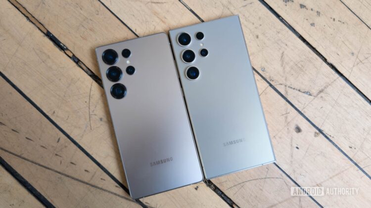 دو گوشی پرچمدار سامسونگ (سری Ultra) در کنار هم روی یک کف‌پوش چوبی.