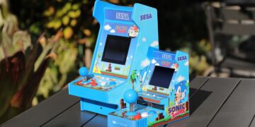 دو مدل کوچک و بزرگ کنسول آرکید رومیزی سونیک در فضای باز.