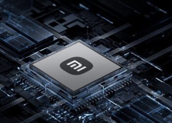 نمای نزدیک از یک پردازنده مرکزی روی برد الکترونیکی که لوگوی «mi» (شیائومی) روی آن حک شده است.