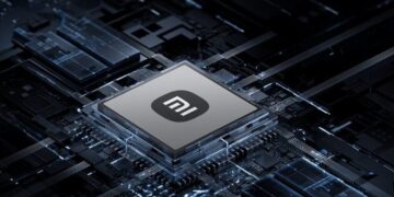 نمای نزدیک از یک پردازنده مرکزی روی برد الکترونیکی که لوگوی «mi» (شیائومی) روی آن حک شده است.