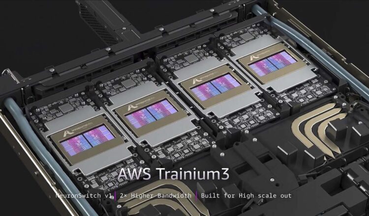 چهار ماژول پردازشی AWS Trainium3 نصب&zwnj;شده در یک سیستم سرو