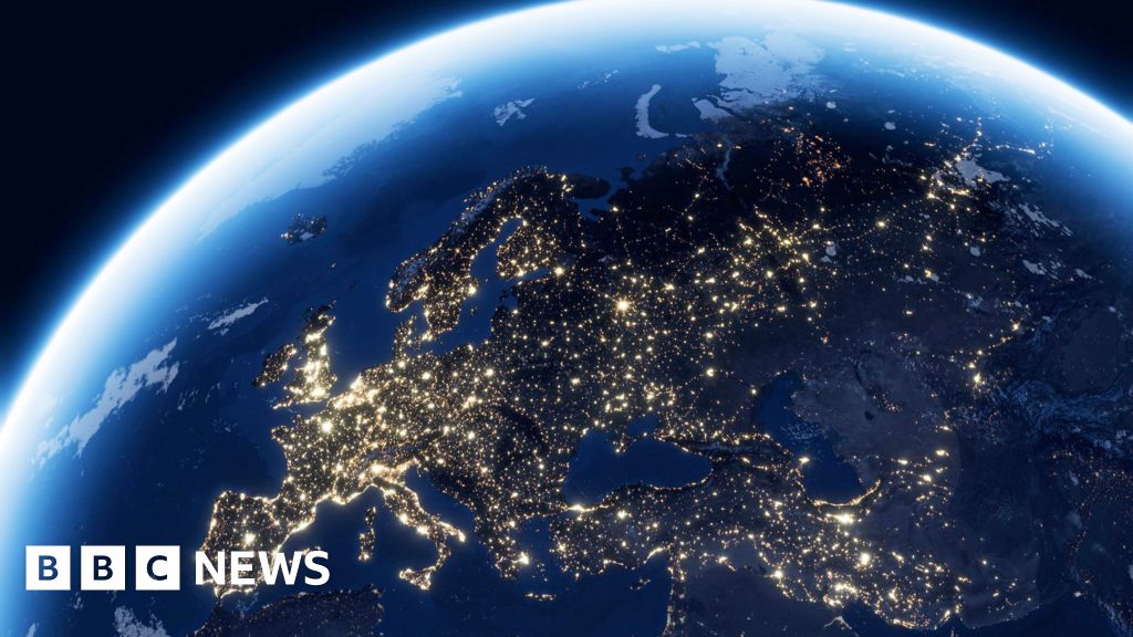 نمایی از کره زمین از فضا در شب با چراغهای روشن شهرها در قاره اروپا و لوگوی BBC News.