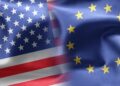 تصویر ترکیبی از پرچم مواج ایالات متحده آمریکا و پرچم اتحادیه اروپا در کنار هم.