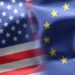 تصویر ترکیبی از پرچم مواج ایالات متحده آمریکا و پرچم اتحادیه اروپا در کنار هم.