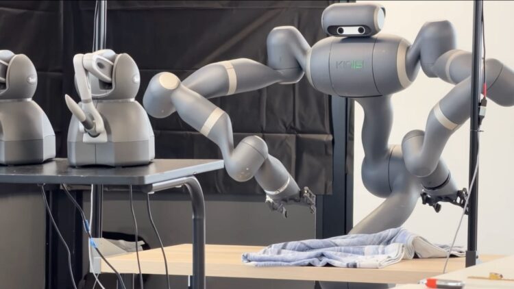 ربات انسان‌نمای KR-1 چگونه حوله را به‌ صورت خودکار تا می‌ کند؟