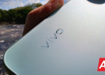 نمای نزدیک از پنل پشتی یک گوشی هوشمند با لوگوی حک‌شده برند Vivo.